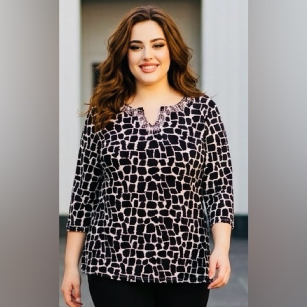 GUC Quacker Factory SZ 1X Black/Cream Geometric V-Notch 3/4 Sleeve Top/bust 50”